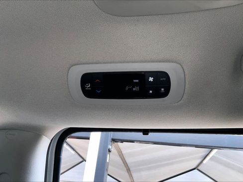 Used 2020 Chrysler Pacifica Touring FWD image 31