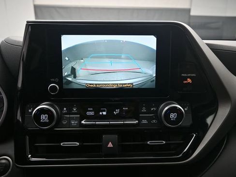 Used 2024 Toyota Highlander XLE image 12