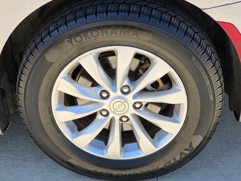 Used 2017 Chrysler Pacifica Touring-L FWD image 34