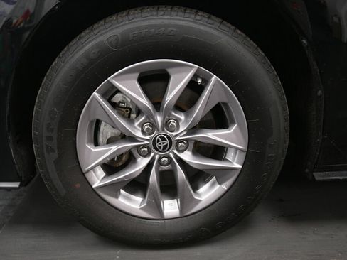 Used 2024 Toyota Sienna XLE FWD image 35