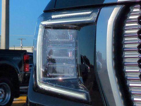 Used 2023 GMC Yukon Denali w/ Advanced Technology Package image 9