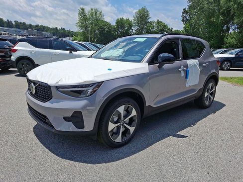 New 2026 Volvo XC40 B5 Core w/ Climate Package image 2