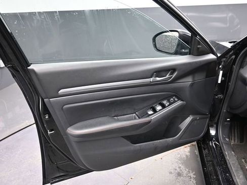 Used 2025 Nissan Altima 2.5 SR FWD image 16