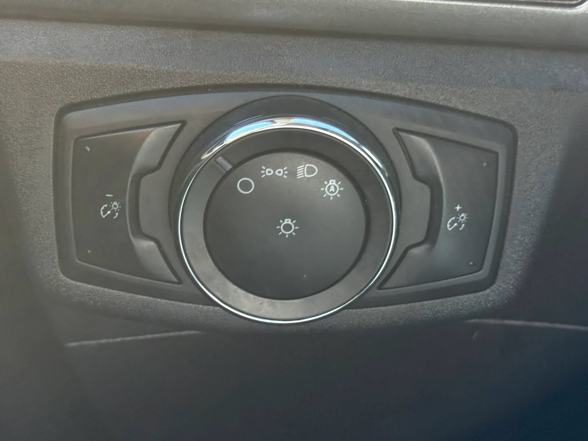 Used 2020 Ford Fusion SE FWD image 29