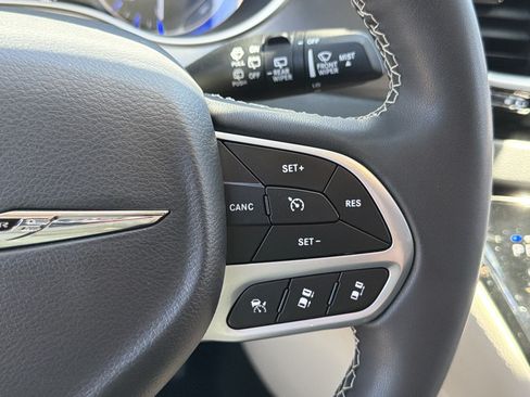 Used 2023 Chrysler Pacifica Touring-L FWD image 17