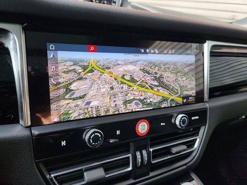 Certified 2025 Porsche Macan Turbo image 15