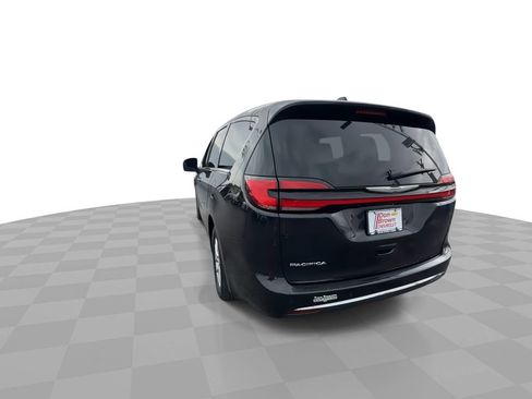 Used 2023 Chrysler Pacifica Touring-L FWD image 7