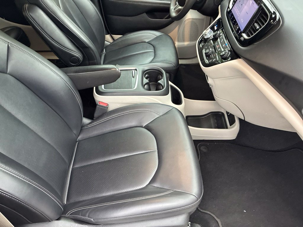 Used 2024 Chrysler Pacifica Touring-L FWD image 32
