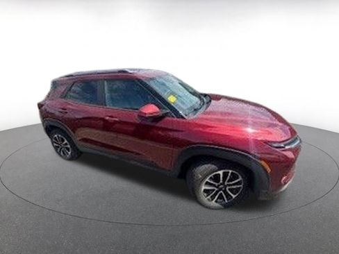 Used 2025 Chevrolet TrailBlazer LT image 2