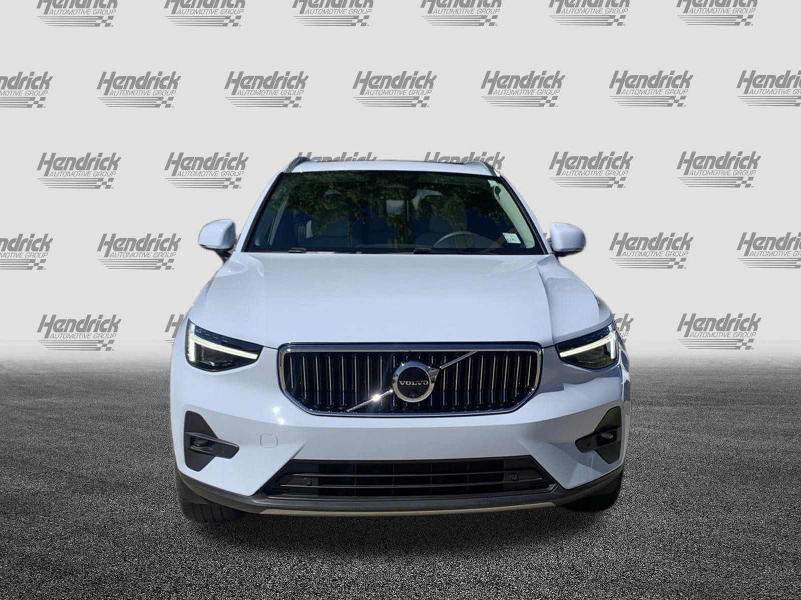 Used 2024 Volvo XC40 B5 Plus w/ Protection Package Premier AWD/4WD image 3