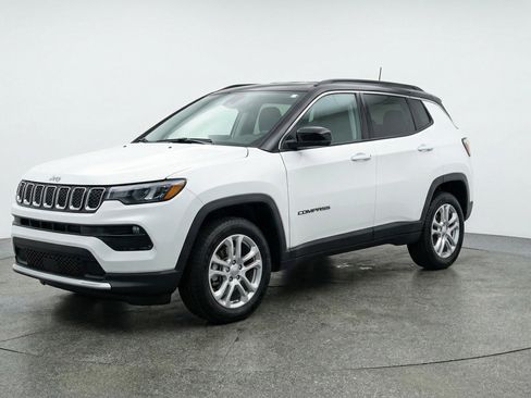 Used 2025 Jeep Compass Limited AWD/4WD image 3