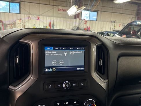 Used 2019 Chevrolet Silverado 1500 Custom Trail Boss AWD/4WD image 23