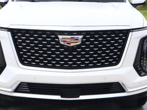 Used 2025 Cadillac Escalade Premium Luxury RWD image 8