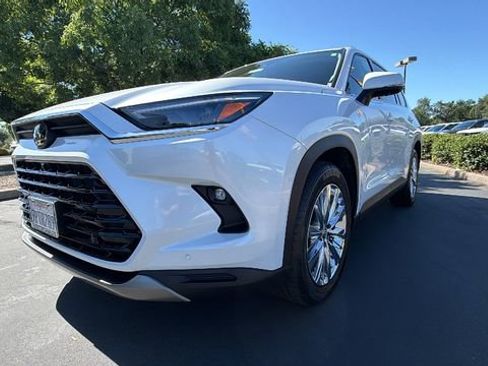 Used 2024 Toyota Grand Highlander AWD image 9