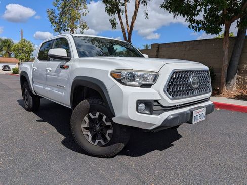 Used 2019 Toyota Tacoma TRD Off-Road w/ Technology Package RWD image 2