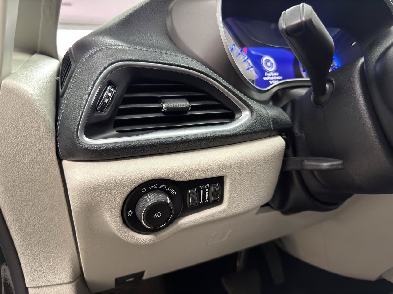 Used 2019 Chrysler Pacifica Limited FWD image 16