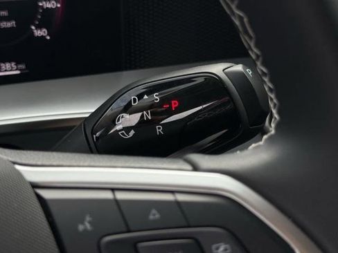 Used 2025 Volkswagen Tiguan SE FWD image 18
