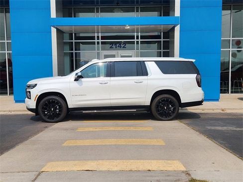 New 2025 Chevrolet Suburban Premier image 3