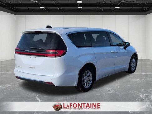 Used 2024 Chrysler Pacifica Touring-L FWD image 5
