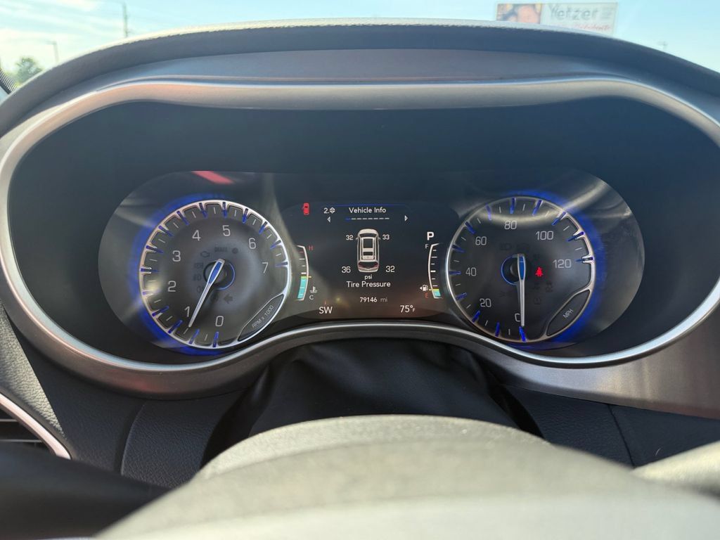 Used 2023 Chrysler Pacifica Touring-L FWD image 33