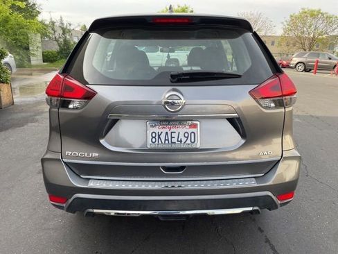 Used 2017 Nissan Rogue S image 5