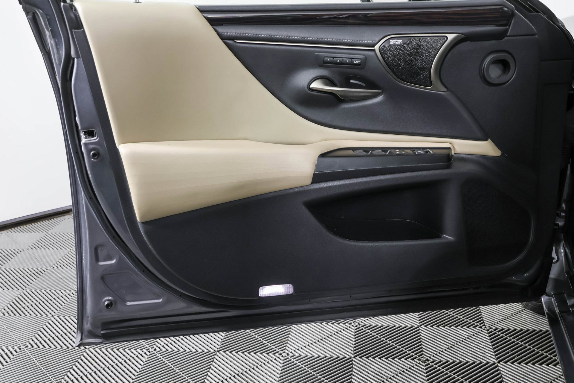 Used 2020 Lexus ES 350 w/ Luxury Package FWD image 36