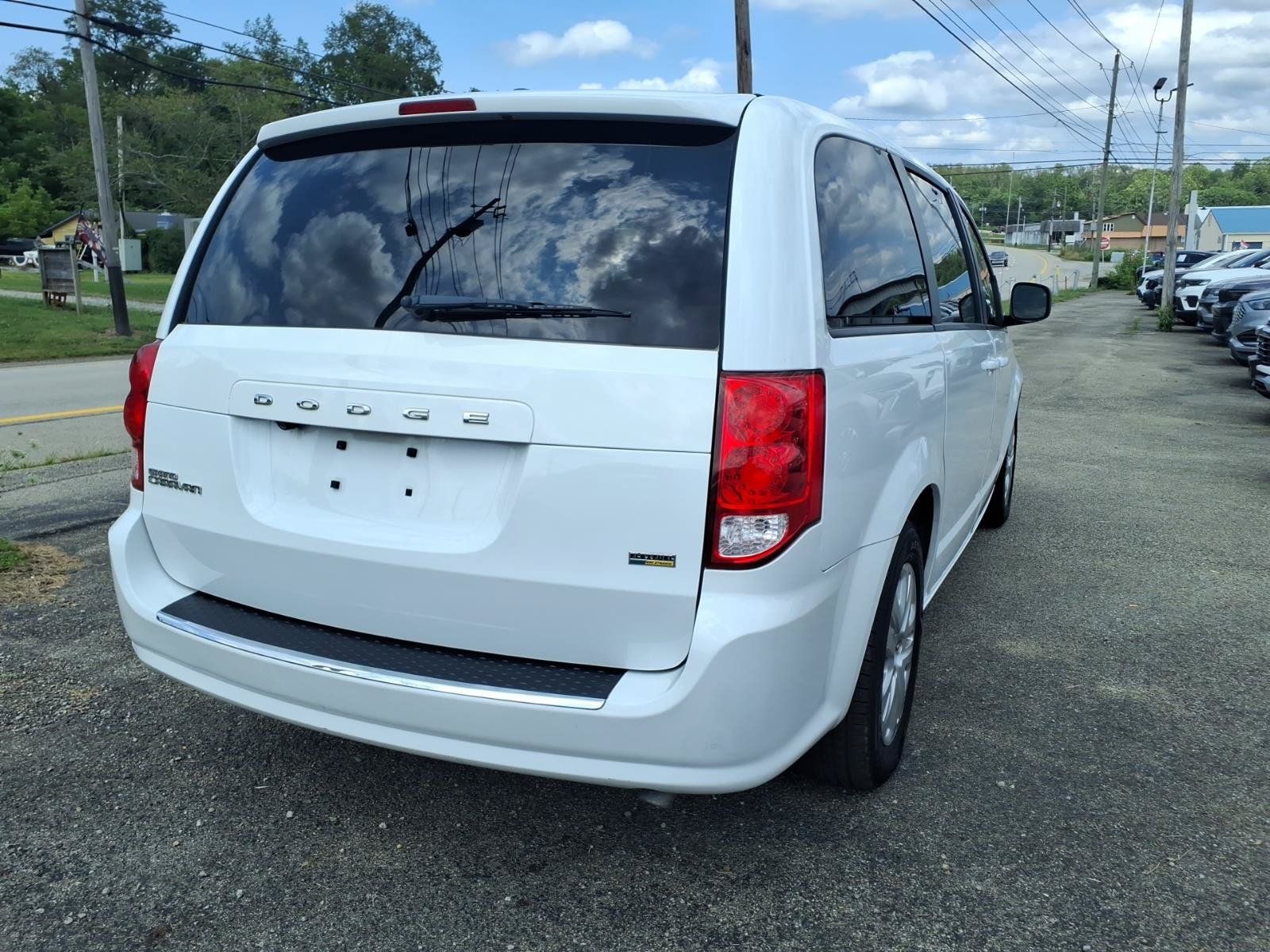 Used 2018 Dodge Grand Caravan SE w/ UConnect Hands-Free Group FWD image 3