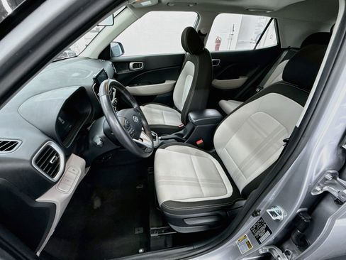 Used 2025 Hyundai Venue SEL FWD image 13