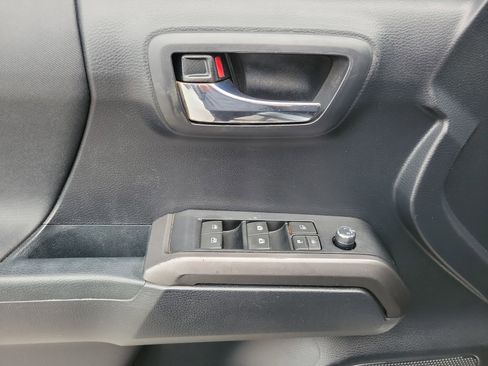 Used 2018 Toyota Tacoma TRD Off-Road w/ Technology Package RWD image 24