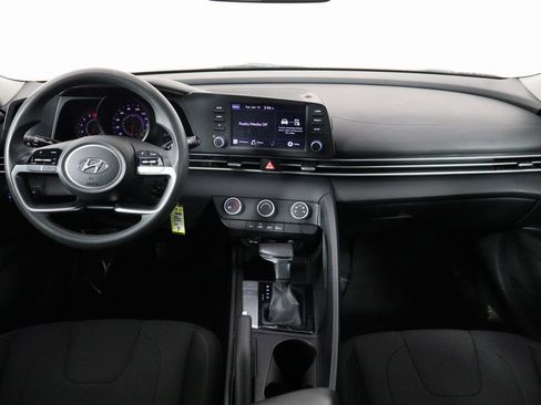Used 2021 Hyundai Elantra SE image 25