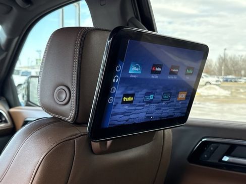 Used 2025 Chevrolet Suburban High Country image 9