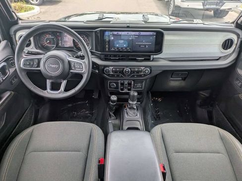 Used 2025 Jeep Wrangler Unlimited Sahara AWD/4WD image 15