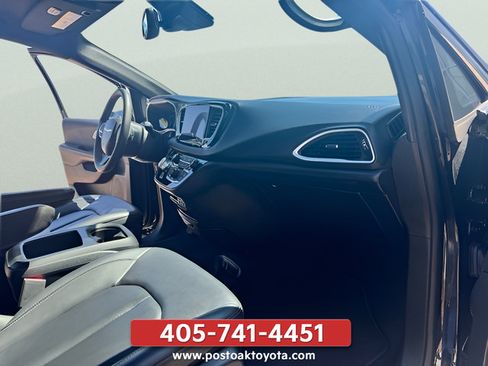 Used 2025 Chrysler Pacifica Select FWD image 24
