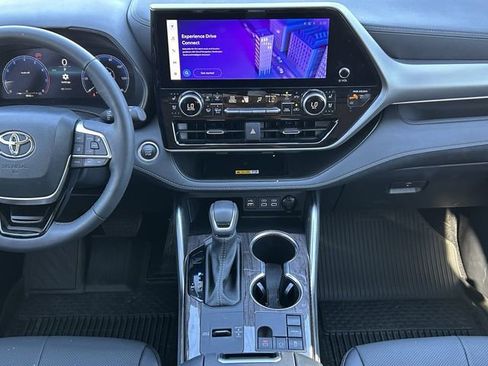 Used 2024 Toyota Highlander Platinum image 14