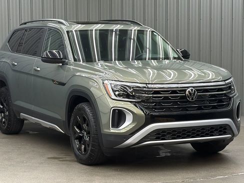 Used 2025 Volkswagen Atlas Peak Edition SE AWD/4WD image 7