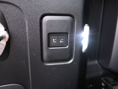 Used 2025 Land Rover Defender 110 V8 AWD/4WD image 18