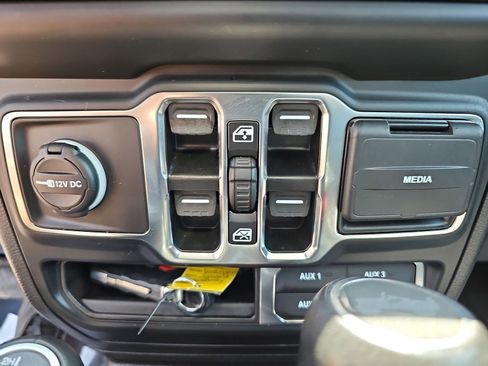 Used 2023 Jeep Wrangler Unlimited Sahara AWD/4WD image 28
