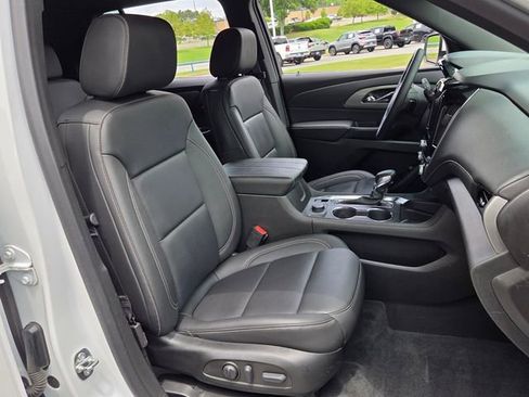 Used 2023 Chevrolet Traverse LT FWD image 18