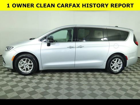 Used 2024 Chrysler Pacifica Touring-L image 4