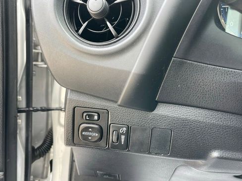 Used 2018 Toyota Corolla L image 12