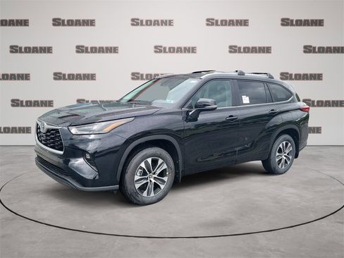 New 2023 Toyota Highlander XLE image 1