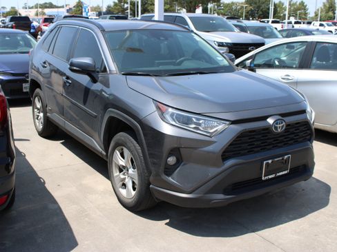 Used 2021 Toyota RAV4 XLE w/ Convenience Package AWD/4WD image 2