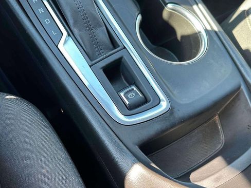 Used 2018 Chevrolet Equinox LT FWD image 32