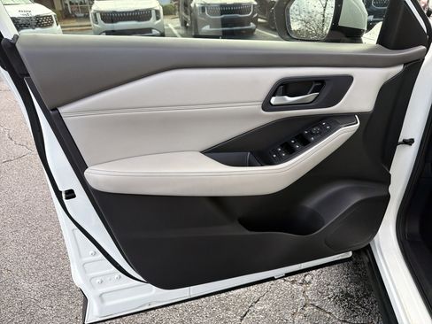 Used 2023 Nissan Rogue SV w/ SV Premium B Package image 10