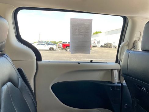 Used 2023 Chrysler Pacifica Touring-L FWD image 17