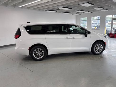 New 2027 Chrysler Pacifica Select AWD/4WD image 10