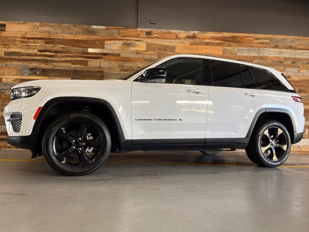 Used 2023 Jeep Grand Cherokee Altitude AWD/4WD image 11