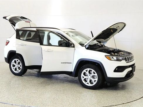 Used 2024 Jeep Compass Latitude AWD/4WD image 9