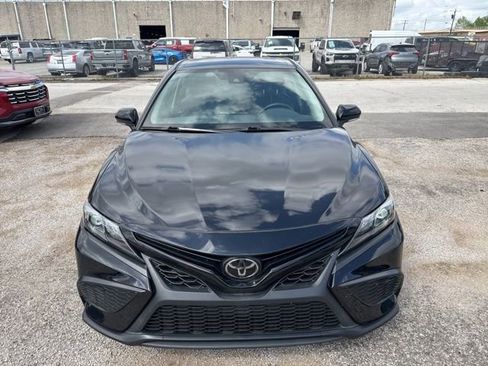 Used 2023 Toyota Camry SE image 3