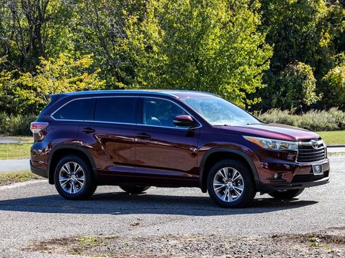 Used 2015 Toyota Highlander XLE image 2